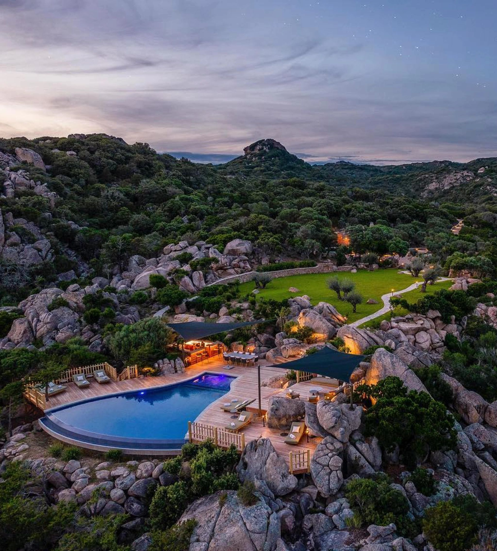 Conception de piscine en forme libre partout en Corse